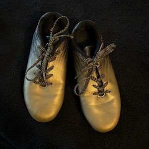 Youth soccer cleats